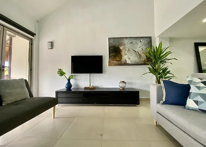 Beachside Penthouse With Pool & Balcony *