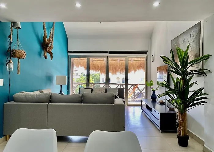 Beachside Penthouse With Pool & Balcony Apartment