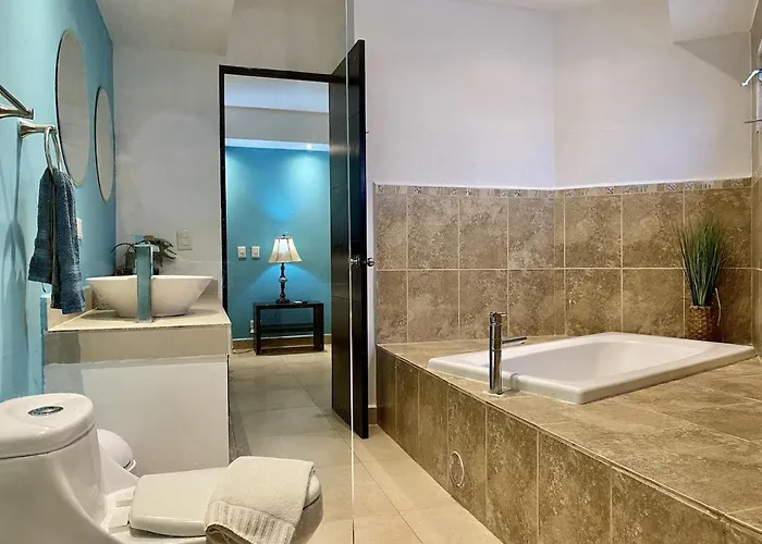 Apartment Beachside Penthouse With Pool & Balcony