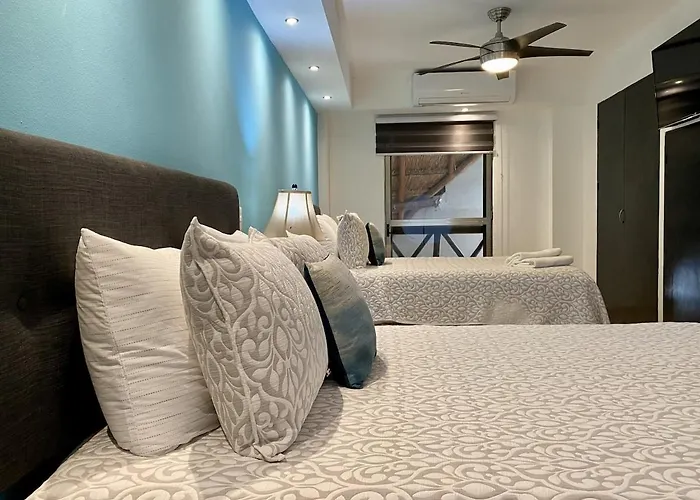 Apartment Beachside Penthouse With Pool & Balcony *