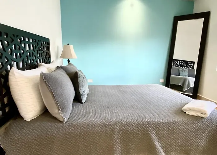 Apartment Beachside Penthouse With Pool & Balcony *