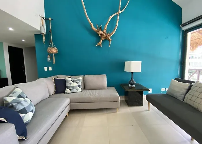 Beachside Penthouse With Pool & Balcony *