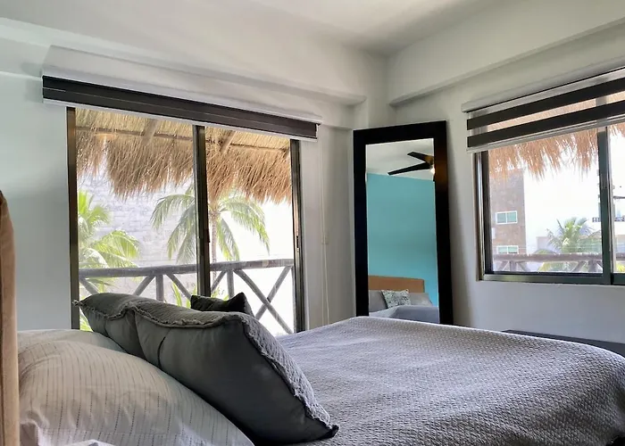 Apartment Beachside Penthouse With Pool & Balcony *