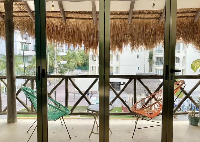 Apartment Beachside Penthouse With Pool & Balcony
